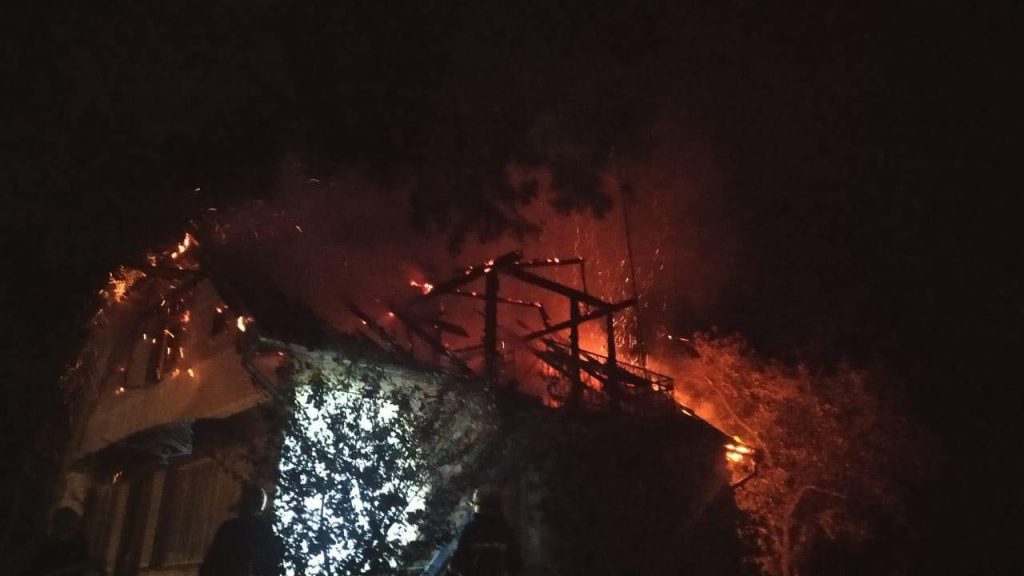 6 прикарпатських рятувальників ліквідовували пожежу житлового будинку