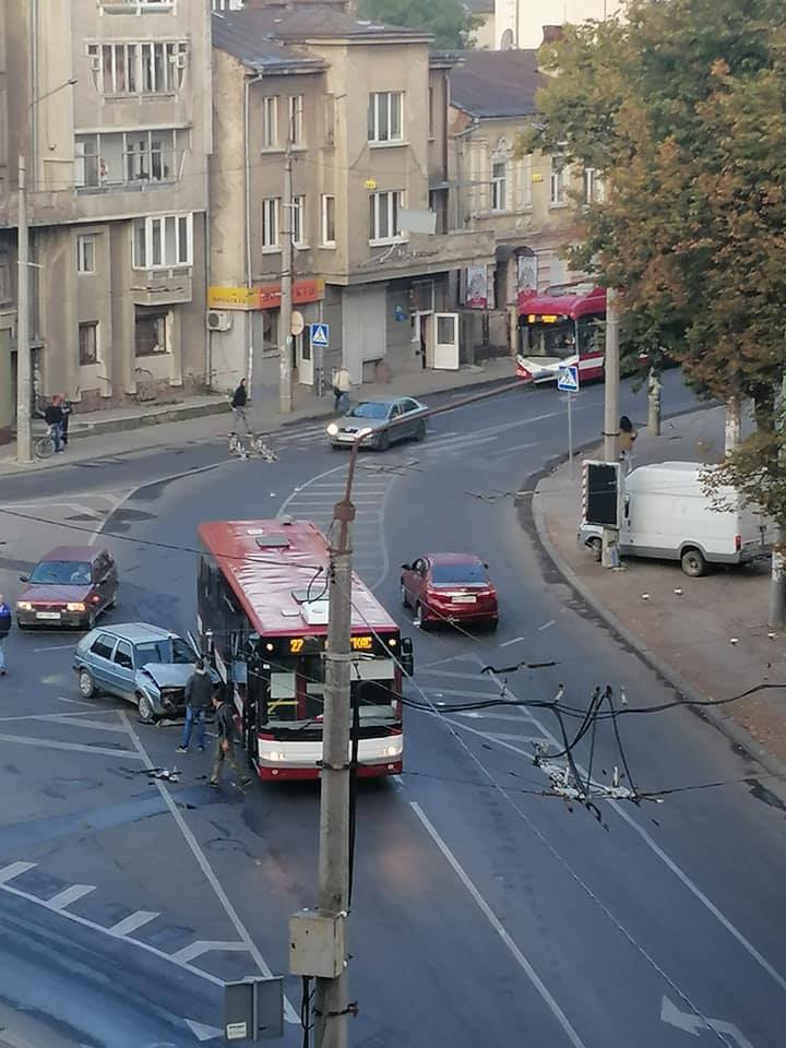 Ранкова ДТП: у Франківську зіткнулися автобус та легковик