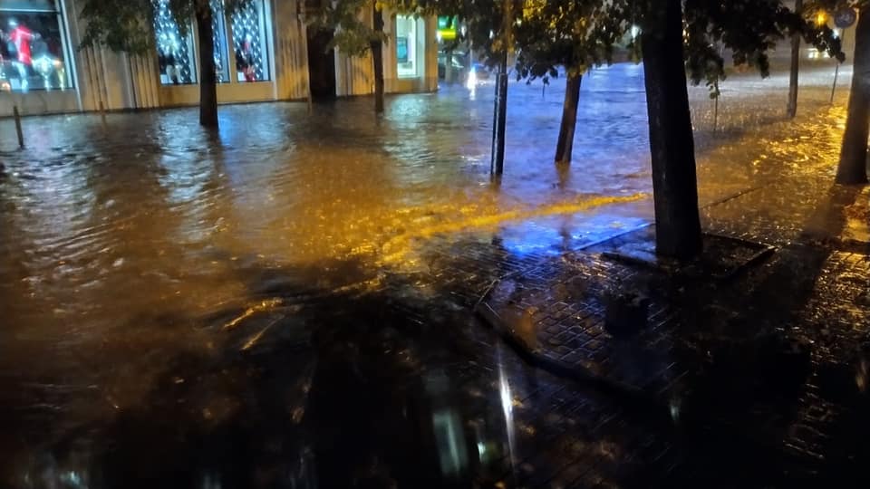 Автомобілі «пливуть»: як виглядає затоплена дорога біля білого будинку у Франківську ФОТОРЕПОРТАЖ