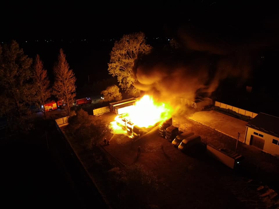 В масштабній пожежі на Прикарпатті вщент згоріли чотири пасажирські автобуси ФОТО та ВІДЕО