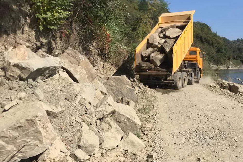 На Франківщині відновлюють пошкоджені стихією дороги ФОТО