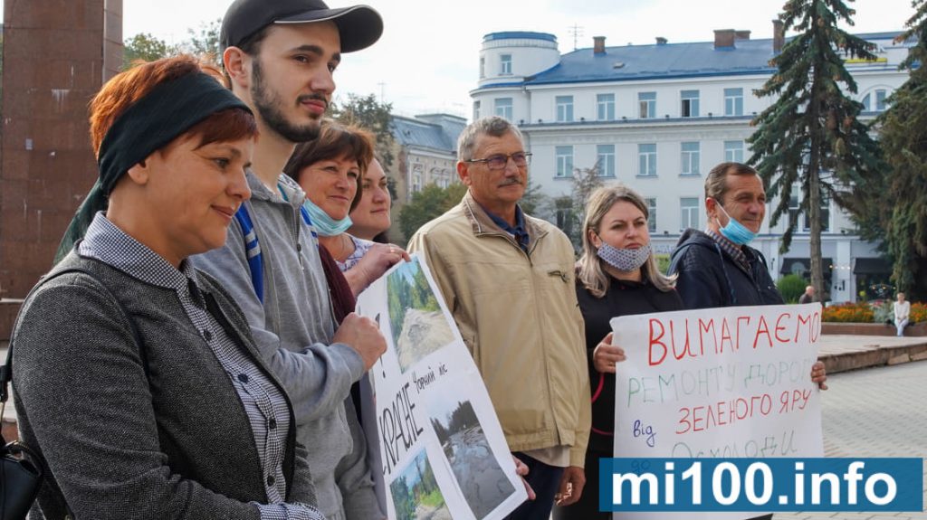 Обурені мешканці Рожнятівщини зібрались на протест під стінами ОДА ФОТО