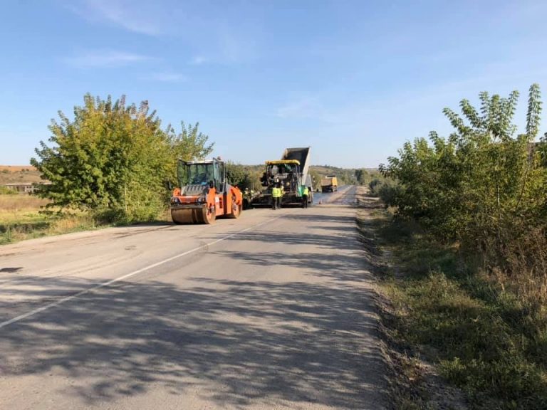 Дорожники взялись за асфальтування об'їзної Тлумача ФОТО