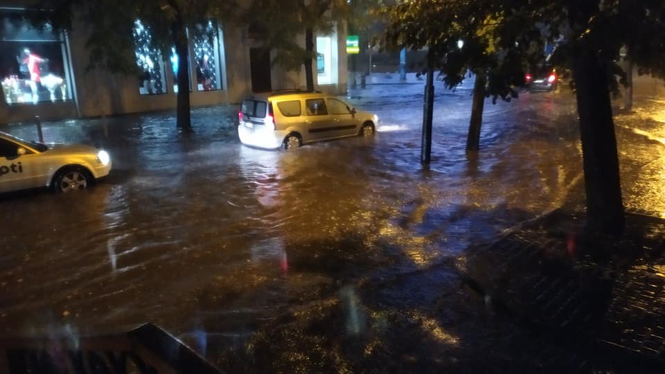 Автомобілі «пливуть»: як виглядає затоплена дорога біля білого будинку у Франківську ФОТОРЕПОРТАЖ