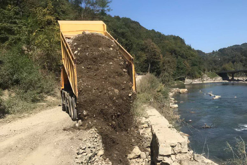 На Франківщині відновлюють пошкоджені стихією дороги ФОТО