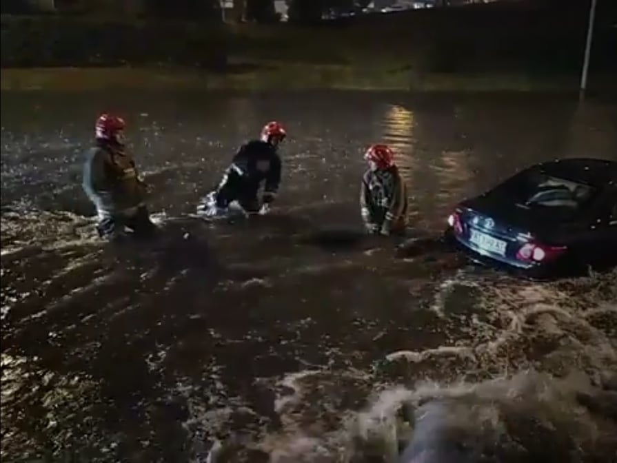 Під мостом на Пасічну вода підтопила автівку - допомогають рятувальники ВІДЕО