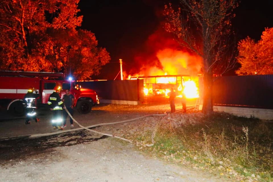 Поліція розшукує винуватців масштабної пожежі на Прикарпатті, де згоріли пасажирські автобуси ФОТО