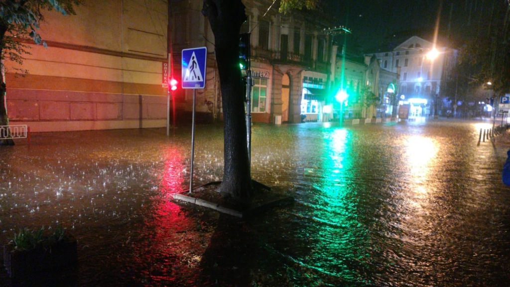 Франківські вулиці за лічені години через потужну зливу перетворились на Венецію