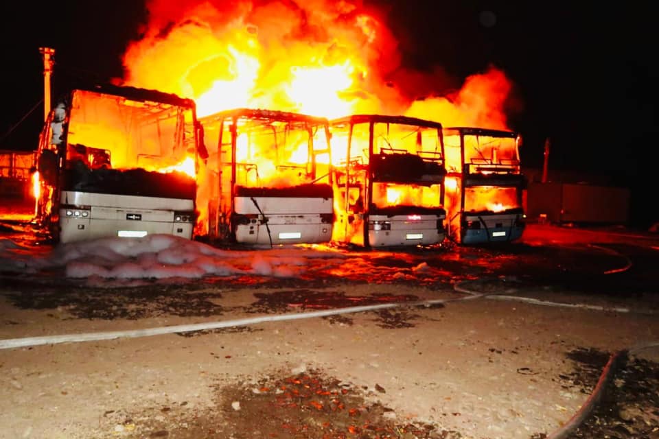 Поліція розшукує винуватців масштабної пожежі на Прикарпатті, де згоріли пасажирські автобуси ФОТО