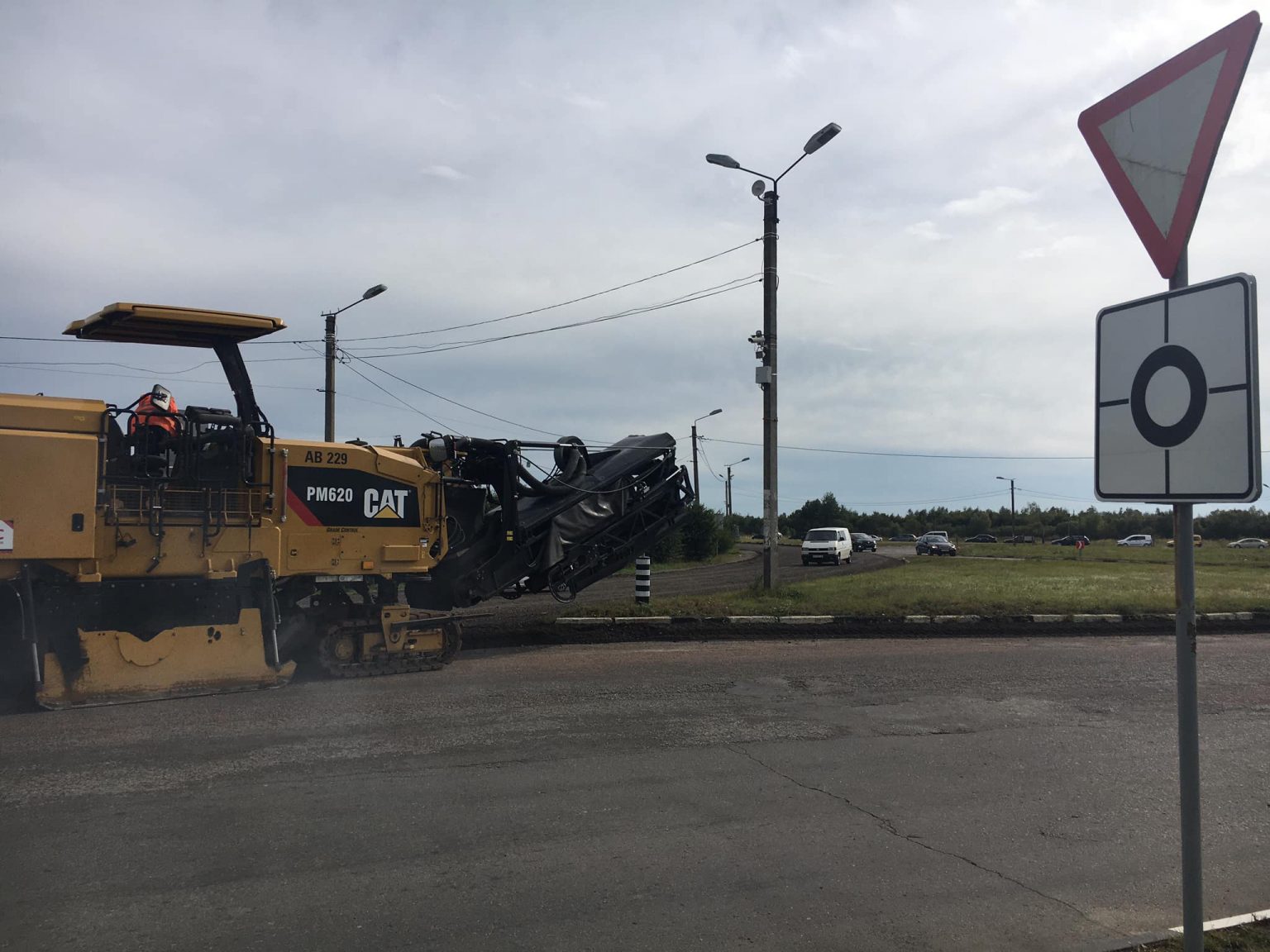 Під Франківськом взялися ремонтувати кільцеву розв’язку ВІДЕО