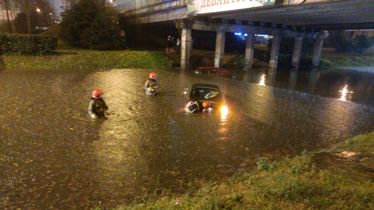 Дороги, підвали та авто у воді: рясна злива перетворила вулиці Франківська на бурхливі ріки