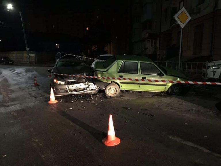 З'явилися деталі ДТП в якому водій наїхав на пішохода та зачепив 2 автівки