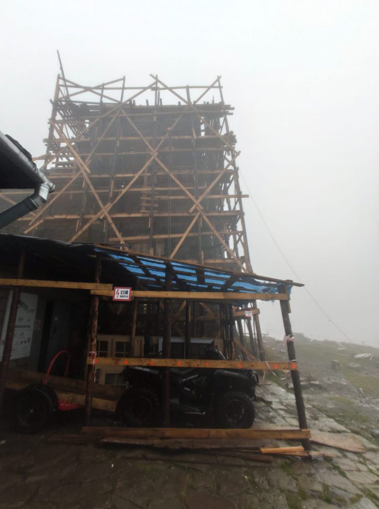 Обсерваторію на Попі Івані вкриває мокрим снігом ФОТО