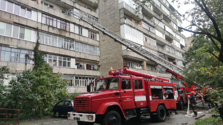 Франківські рятувальники гасили пожежу у дев'ятиповерховому житловому будинку