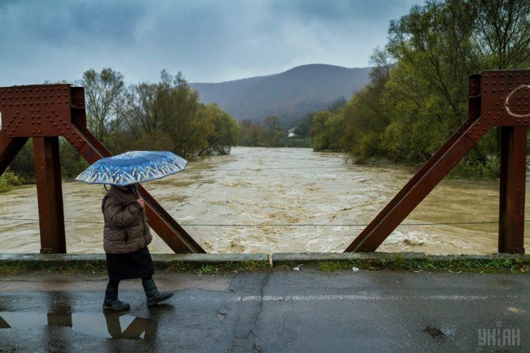 Через дощі на річках Прикарпаття очікується підйом рівня води