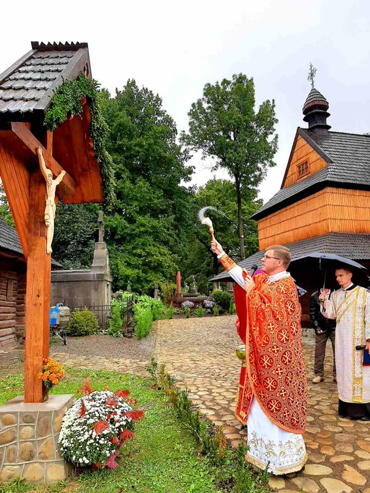 У Коломиї в найстарішому храмі освятили відреставрований хрест