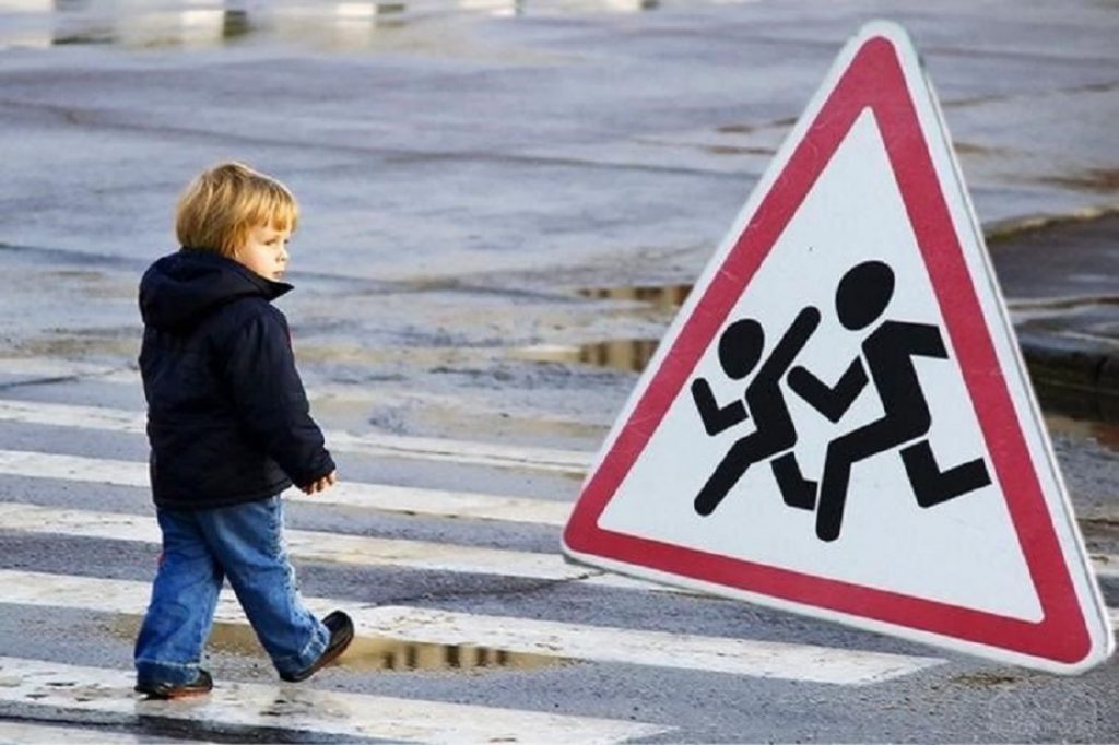 На «Майзлях» двоє хлопчаків ледь не потрапили під колеса легковика ВІДЕО