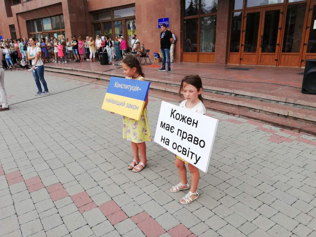 У Франківську батьки збирають підписи за відкриття шкіл з 7 вересня ФОТО