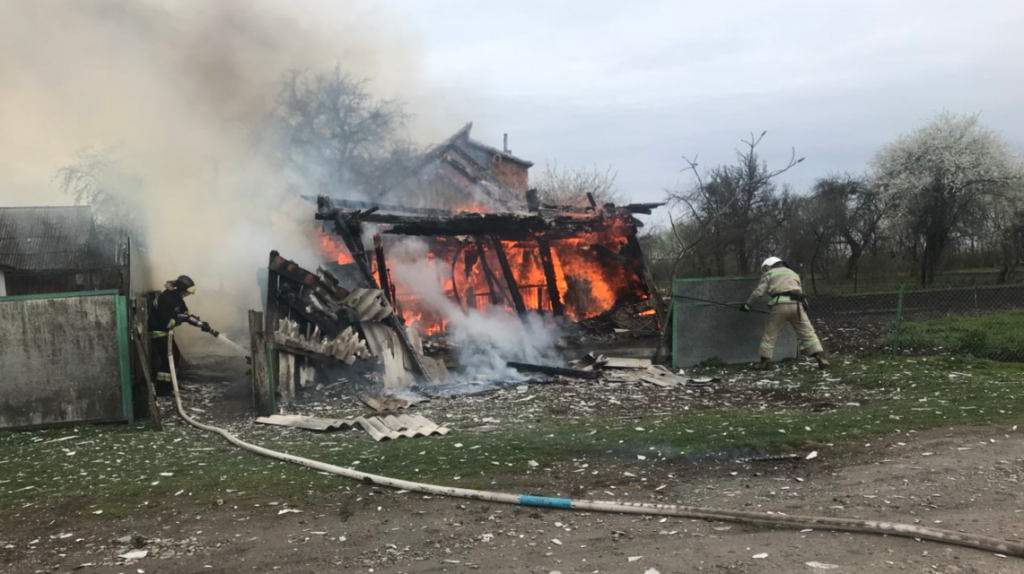 На Прикарпатті у пожежі згоріла стайня, стодола та 10 тонн сіна