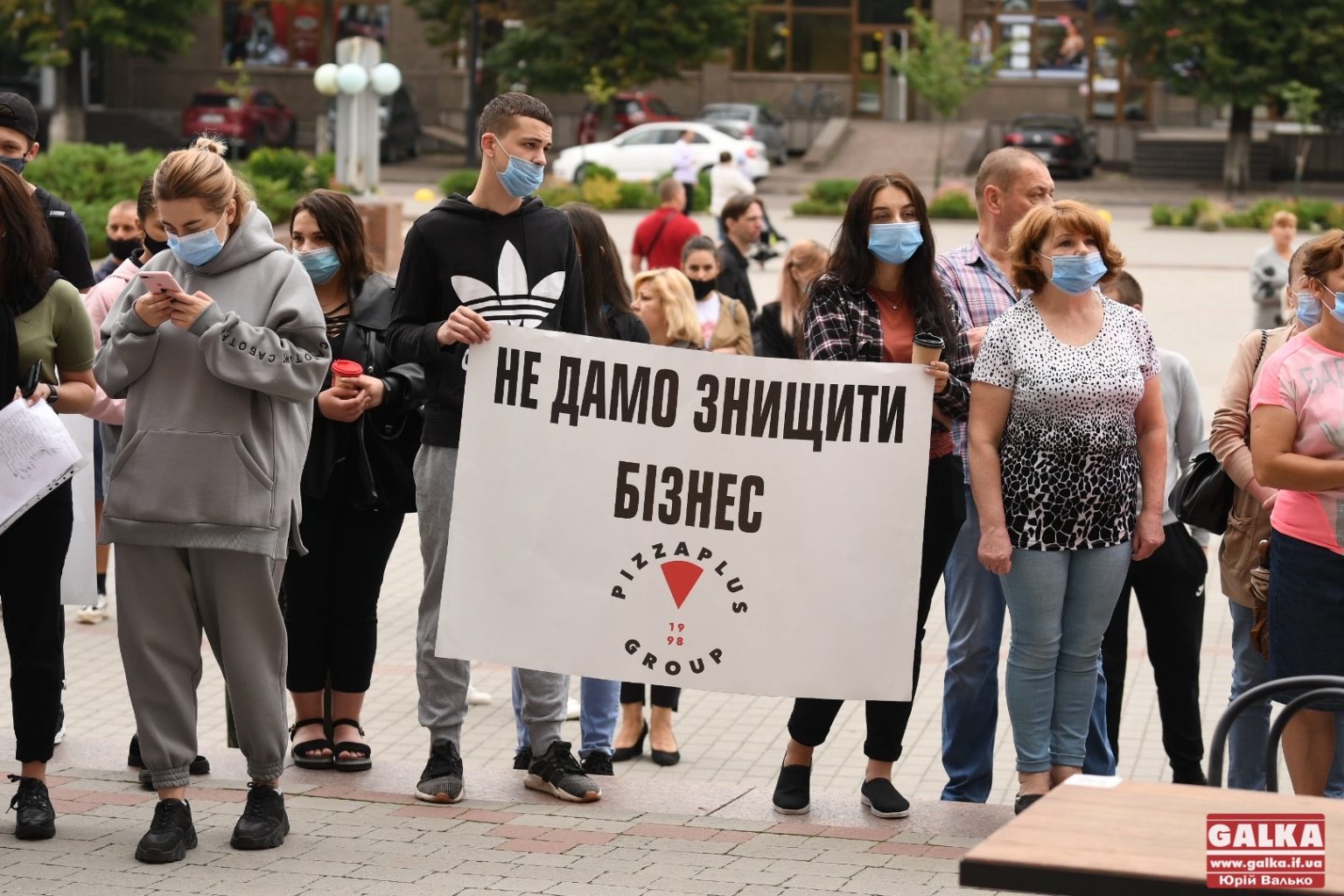 Франківські ресторатори знову вийшли під стіни ОДА з вимогою дозволити їм працювати ФОТОРЕПОРТАЖ