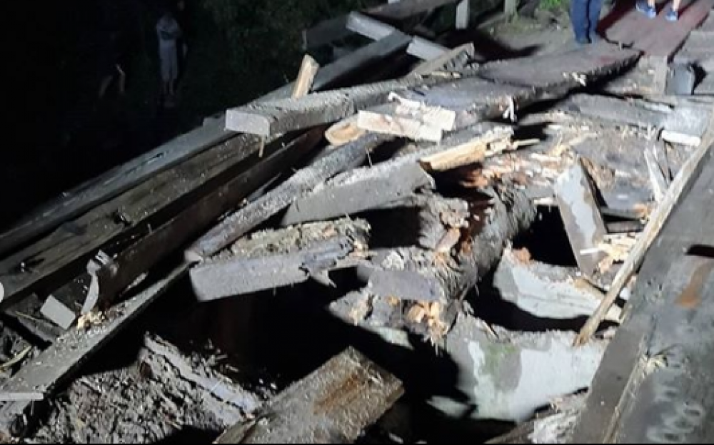 В Карпатах, під навантаженим лісовозом провалився дерев'яний міст ФОТО