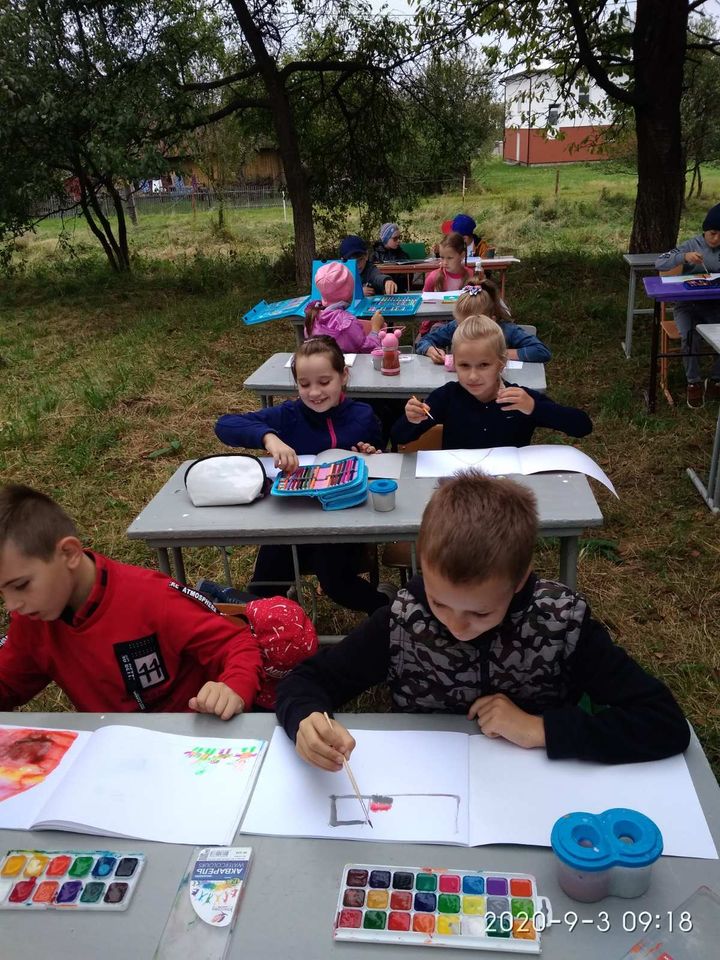 «Червона зона» не перешкода - у прикарпатському селі школярі навчаються на свіжому повітрі ФОТО