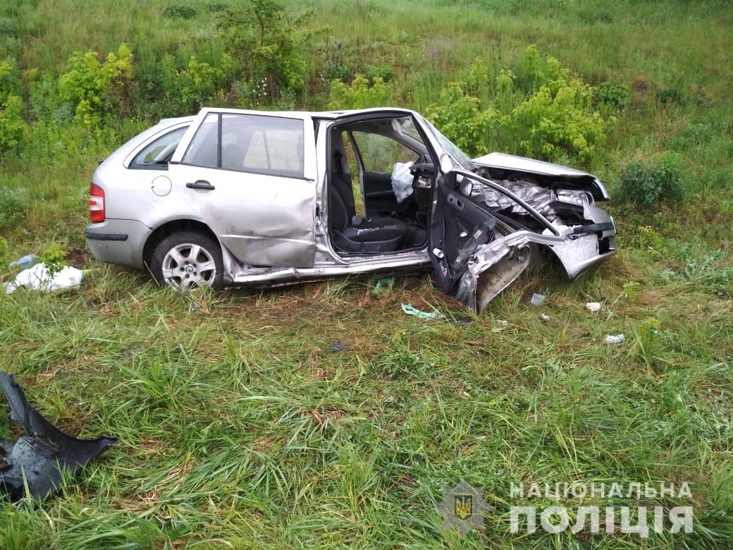 На Прикарпатті «Skoda» злетіла з дороги в кювет. Одна людина загинула, ще одна – травмована