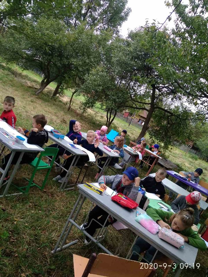 «Червона зона» не перешкода - у прикарпатському селі школярі навчаються на свіжому повітрі ФОТО