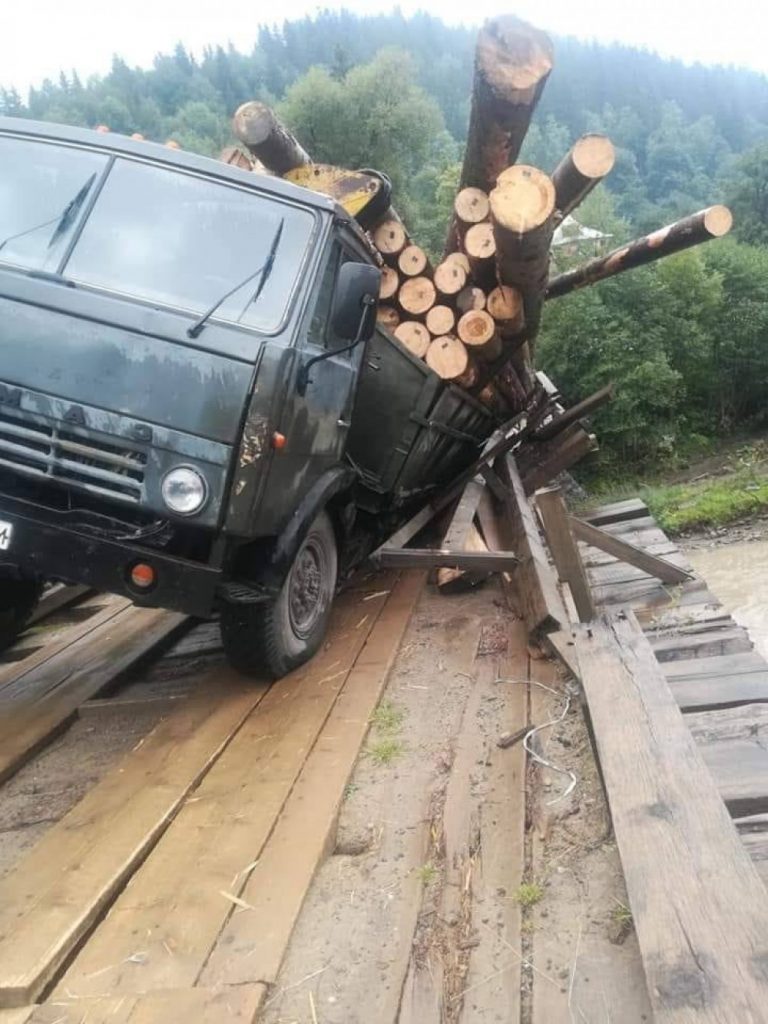 В Карпатах, під навантаженим лісовозом провалився дерев'яний міст ФОТО