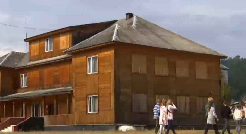 Працівники ліцею на Прикарпатті сьомий рік поспіль власним коштом ремонтують заклад ВІДЕО