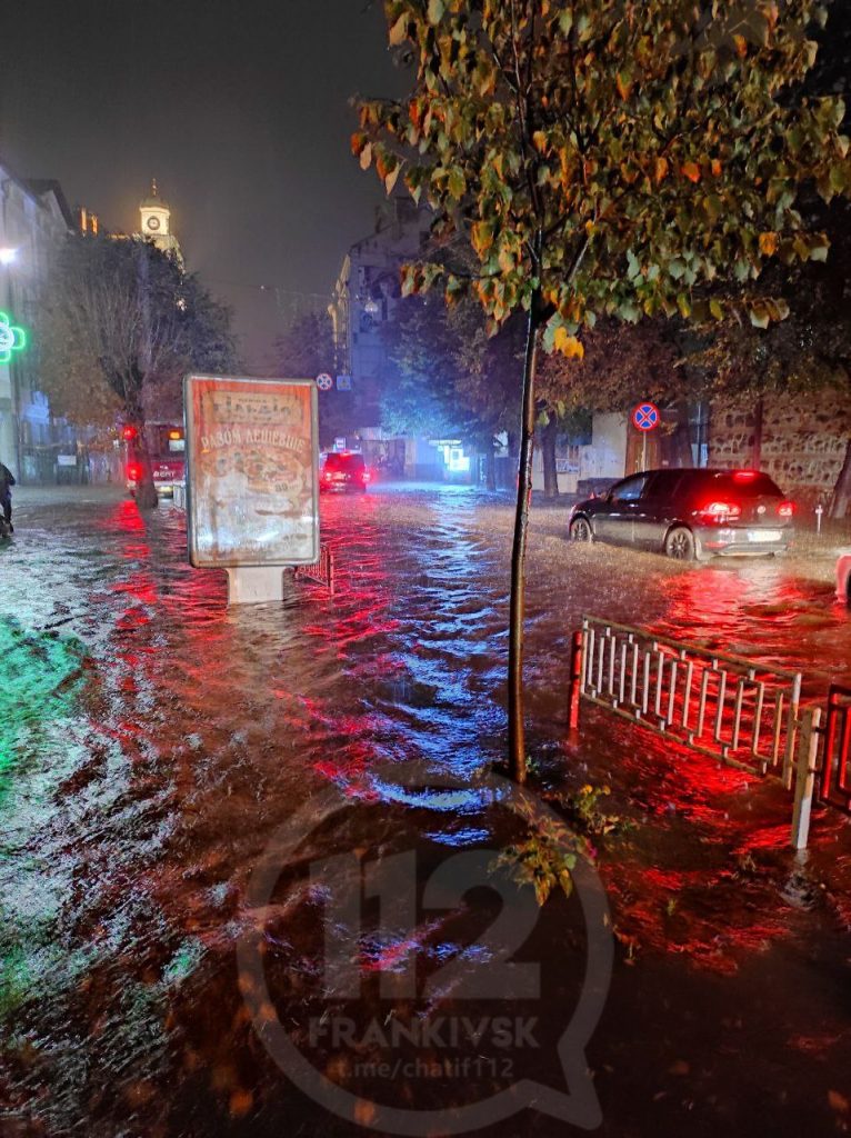 Через сильну зливу Івано-Франківськ традиційно «поплив» ФОТО та ВІДЕО