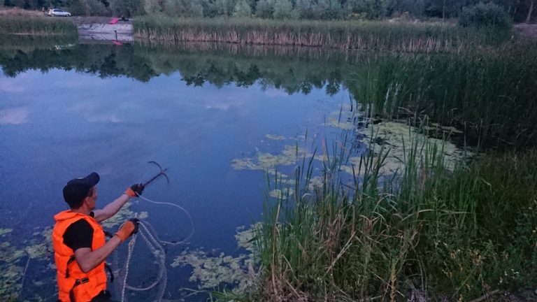 В Надвірній із озера витягнули тіло невідомого чоловіка