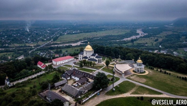 Неймовірне видовище: як Гошівський монастир виглядає із висоти пташиного польоту