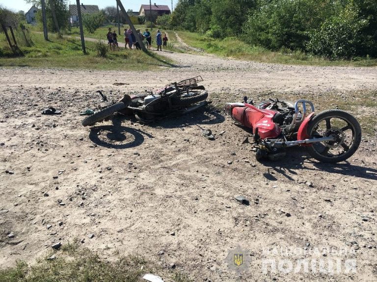 Прикарпатець керуючи мотоциклом без номерів протаранив інший мотоцикл на якому перебувало двоє неповнолітніх - усі троє отримали травми