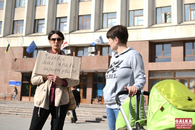 Франківці під будівлею ОДА вимагали повернути партнерські пологи ФОТО