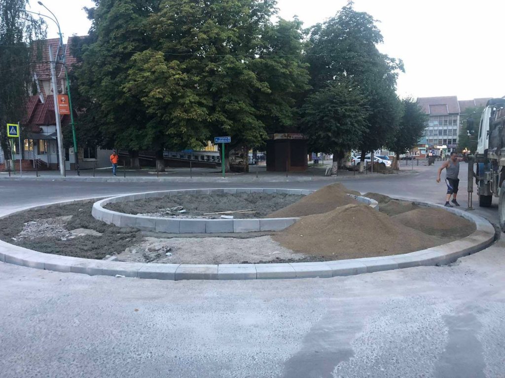 В Надвірній тривають дорожні роботи