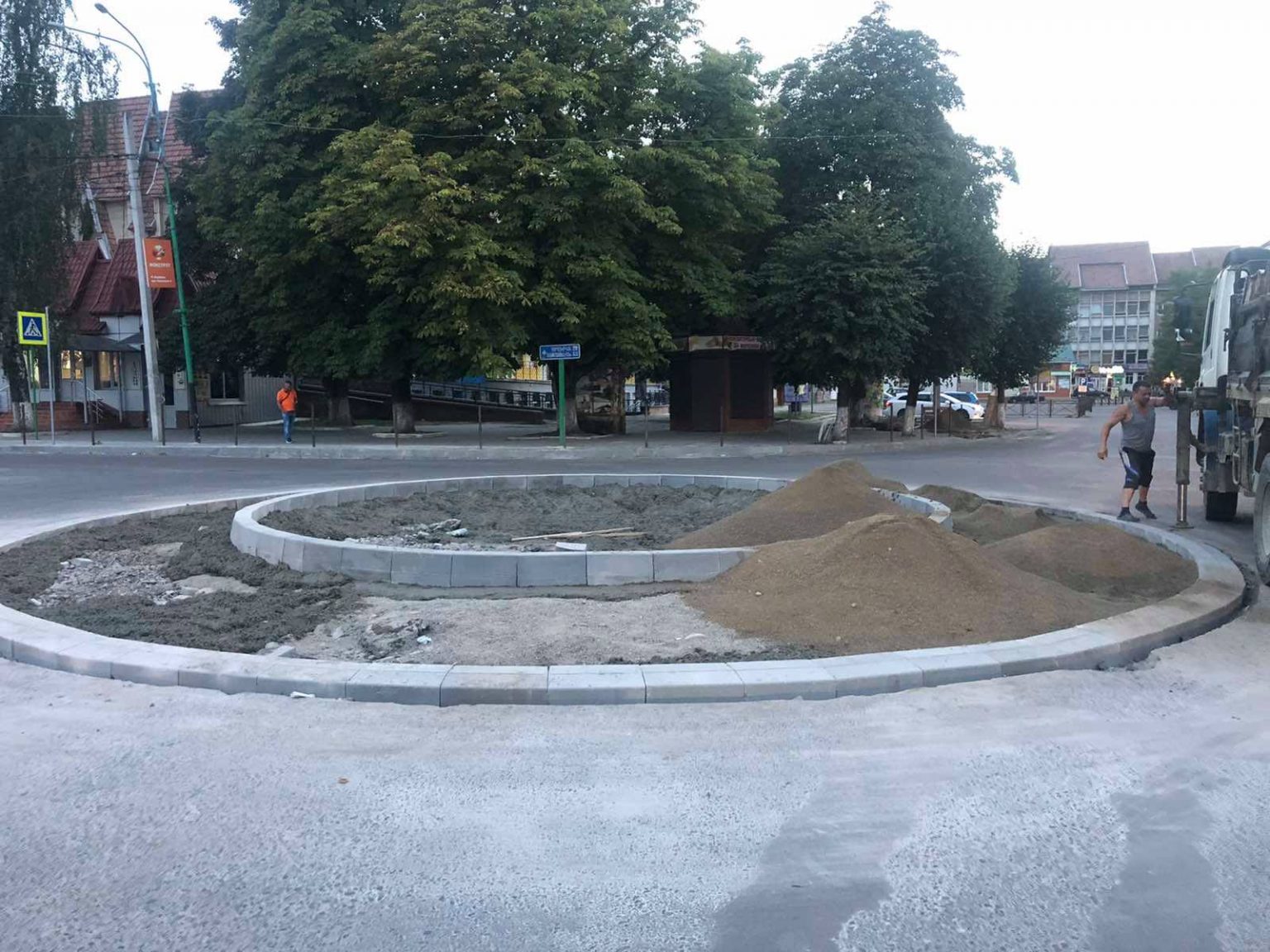 В Надвірній тривають дорожні роботи