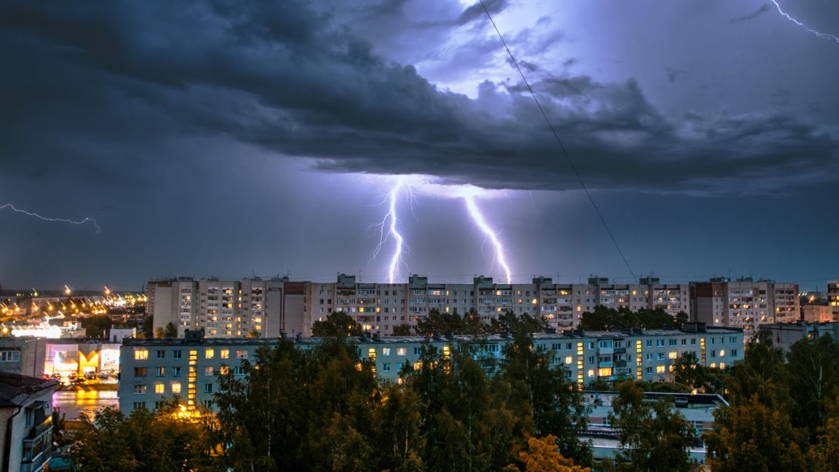 До кінця дня на Прикарпатті очікуються грози та сильний вітер