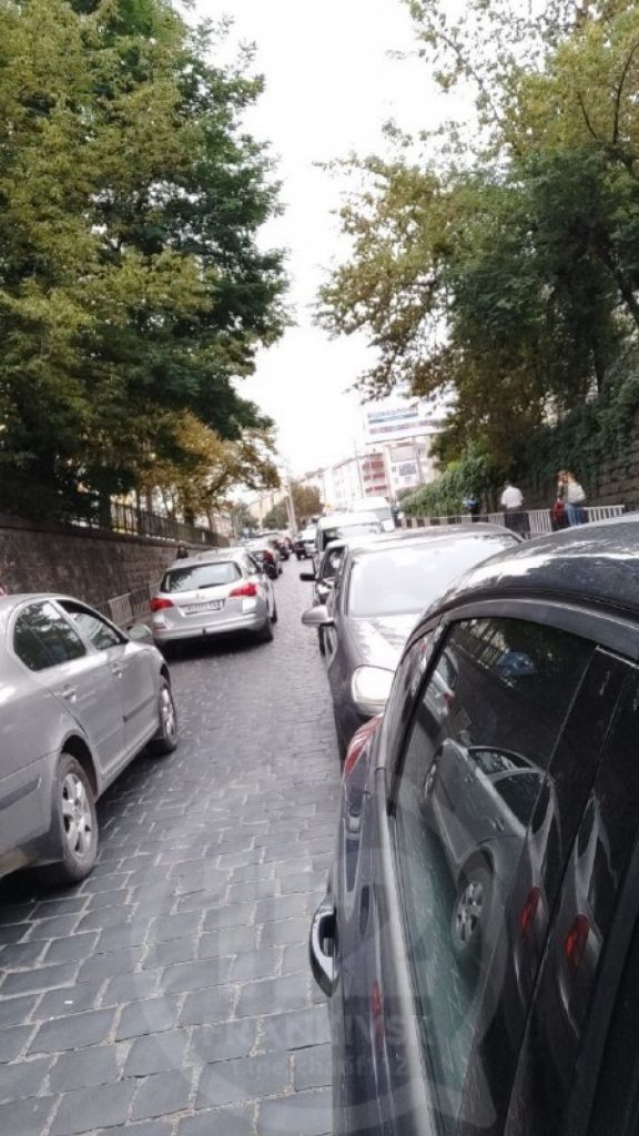 На Вовчинецькій під мостом аварія: рух у сторону вокзалу ускладнений