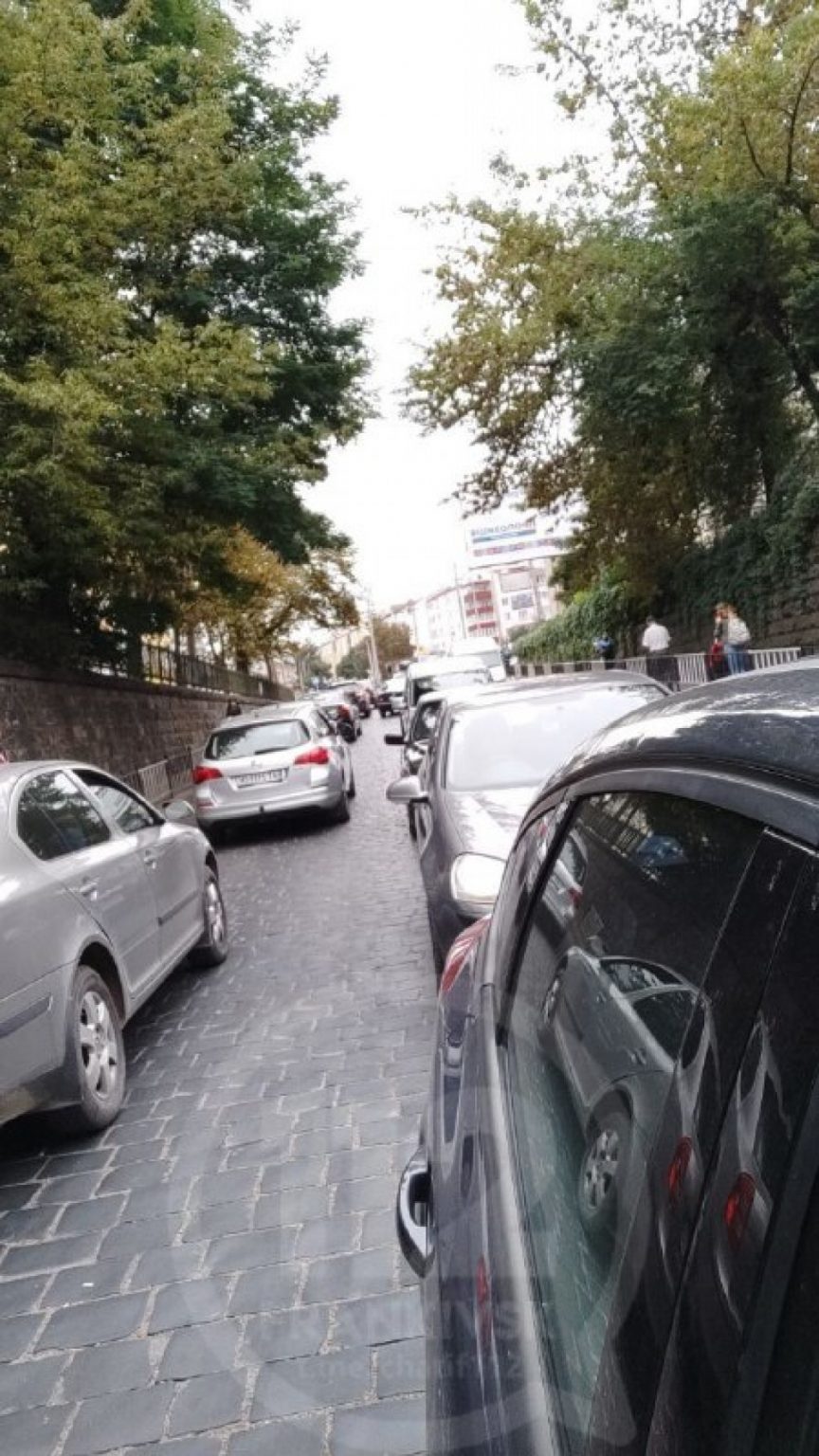 На Вовчинецькій під мостом аварія: рух у сторону вокзалу ускладнений