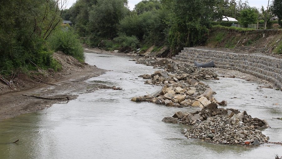 На Прикарпатті відновлюють пошкоджені паводком дамби ФОТО