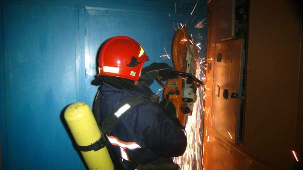 Прикарпатські рятувальники відкрили двері до квартири, в якій перебувала 93-річна жінка