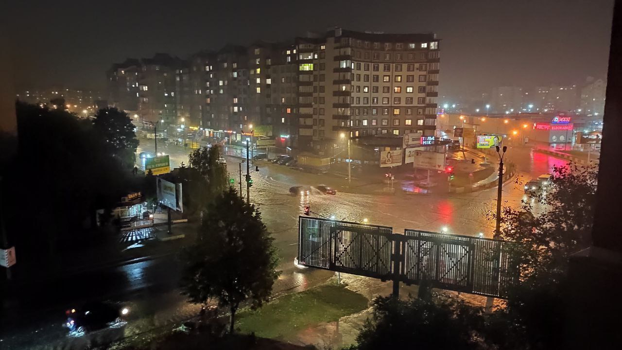 Через сильну зливу Івано-Франківськ традиційно «поплив» ФОТО та ВІДЕО
