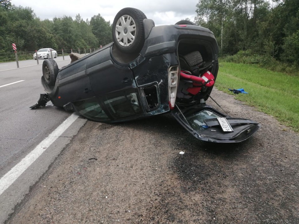 У селі на Прикарпатті авто на шаленій швидкості злетіло у кювет і перекинулось є травмовані, серед яких 5-річна дитина