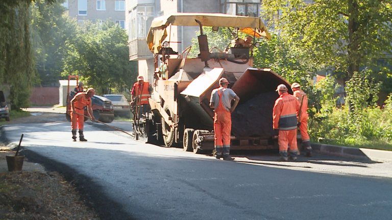 У декількох мікрорайонах Коломиї продовжують ремонтувати двори ВІДЕО