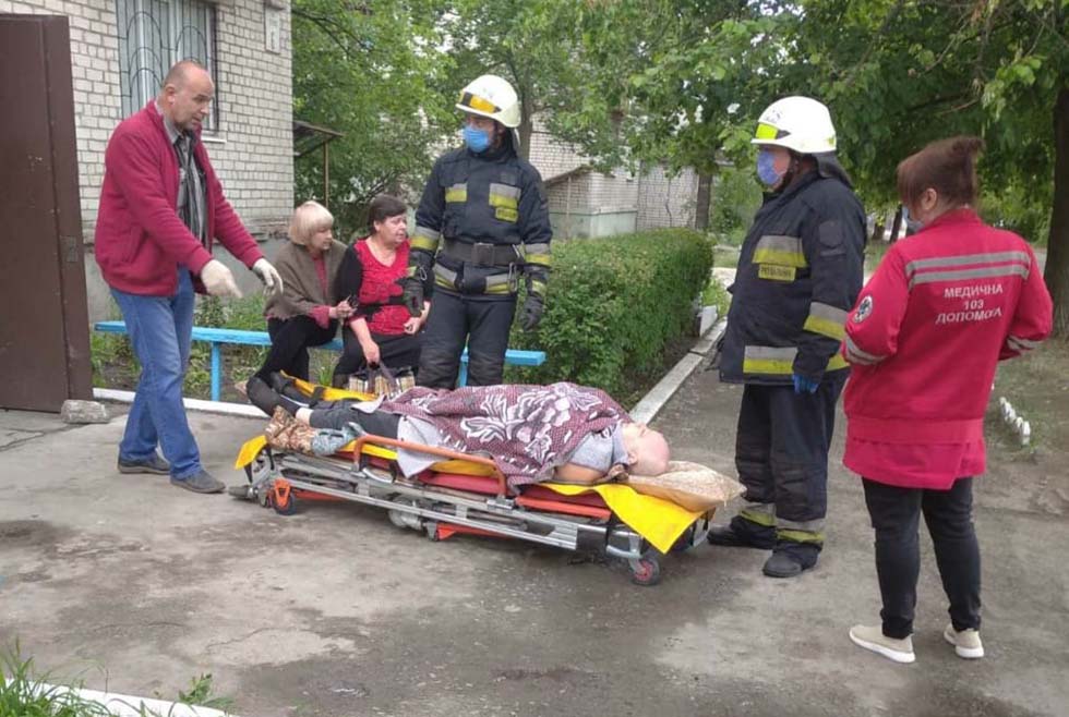 Рятувальники допомогли медикам транспортувати важкогохворого франківця до карети «швидкої»