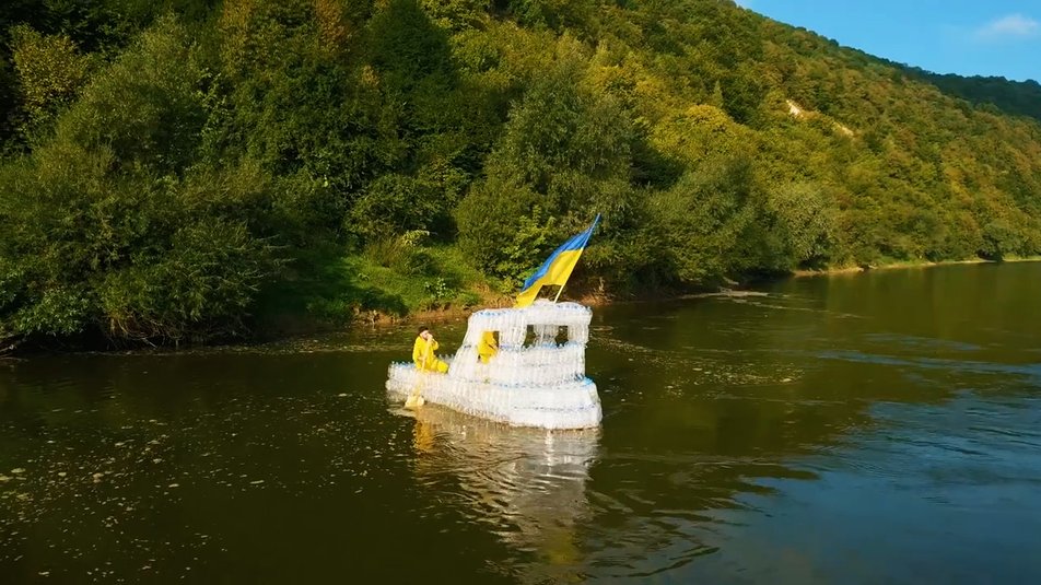 Двоє прикарпатців збудували корабель із пластикових пляшок ВІДЕО