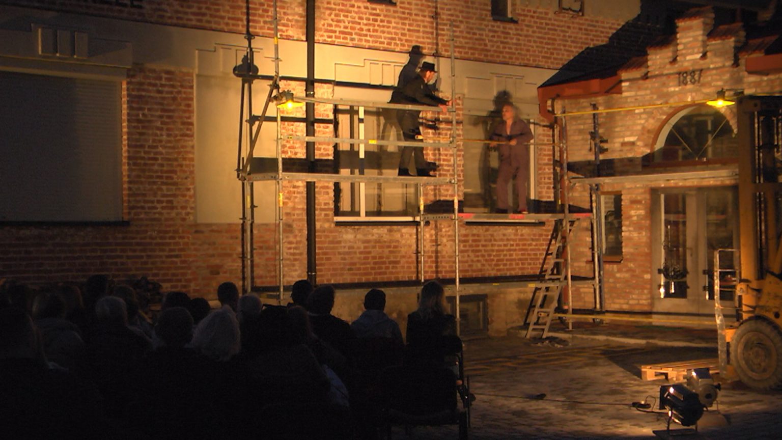 Коломийські актори зіграли виставу просто неба ВІДЕО