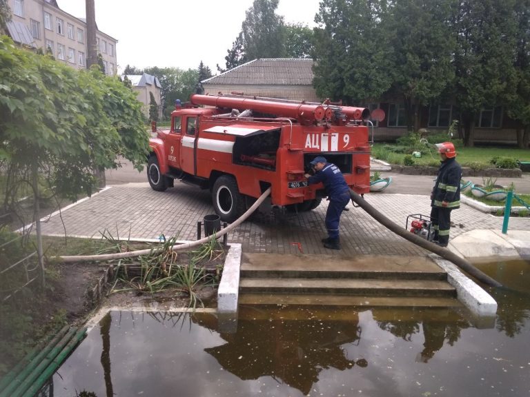 Франківські рятувальники відкачували воду із затопленого після зливи підвалу