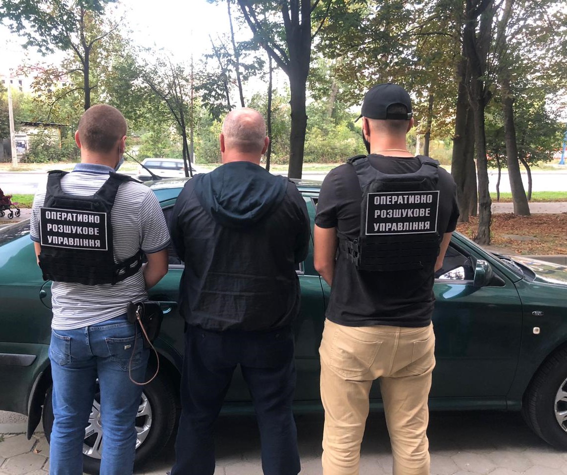 Чоловіка, який організував росіянину незаконну «подорож» через кордон, спіймали у Франківську
